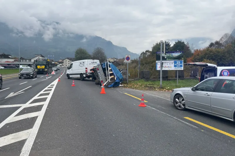 Näfels GL – Ungesicherte Ladung führt zu Unfall