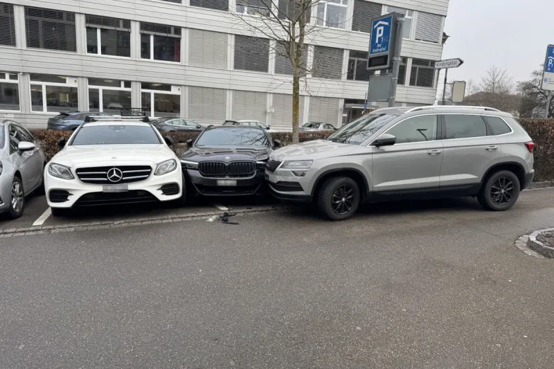 Unfall in St.Gallen – Lenkerin prallt gegen parkierte Autos 