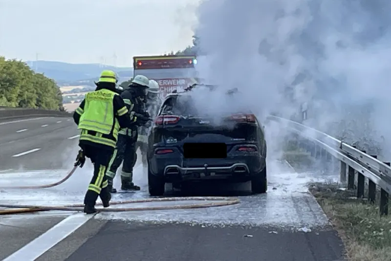 A7 Bad Hersfeld HE – Brand von Pkw mit Wohnwagen