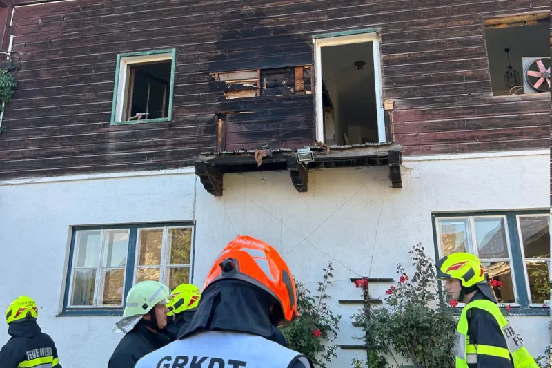 Gröbming ST – Fassade eines Bauernhauses in Brand 