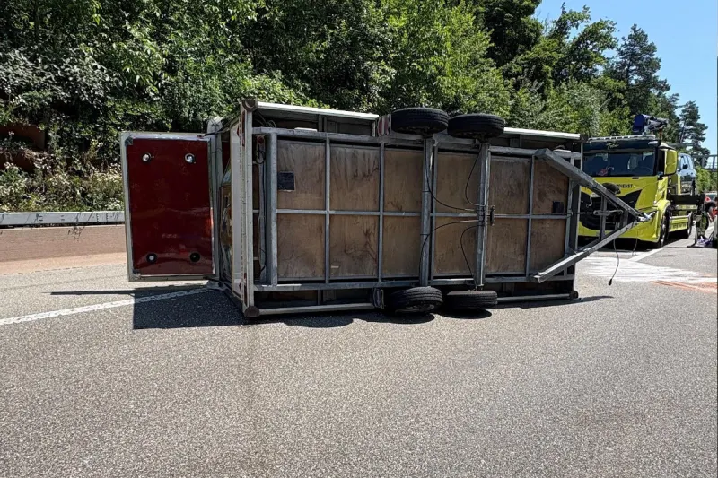 A1 Seuzach ZH – Umgekippter Anhänger führt zu Auffahrunfall auf Autobahn