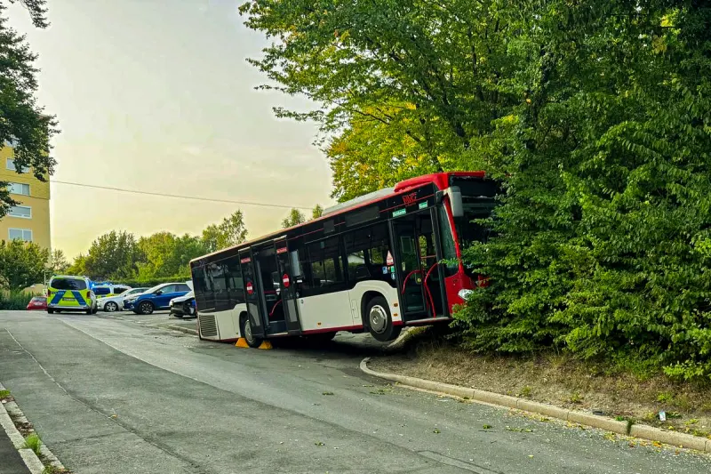 Iserlohn NW – Linienbus prallt gegen geparkte Autos