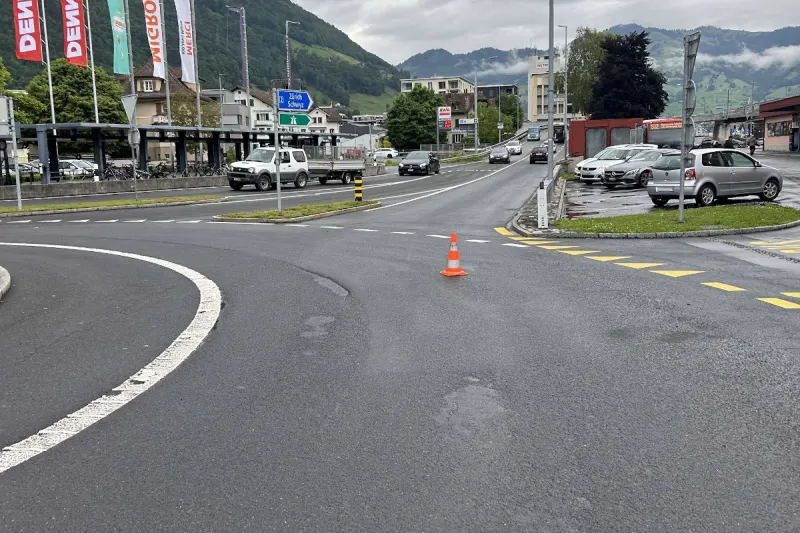 Brunnen SZ – Velofahrer verletzt sich nach Kollision mit Auto
