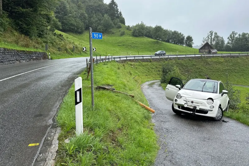 Enggenhütten AI - Auf regennasser Strasse verunfallt 