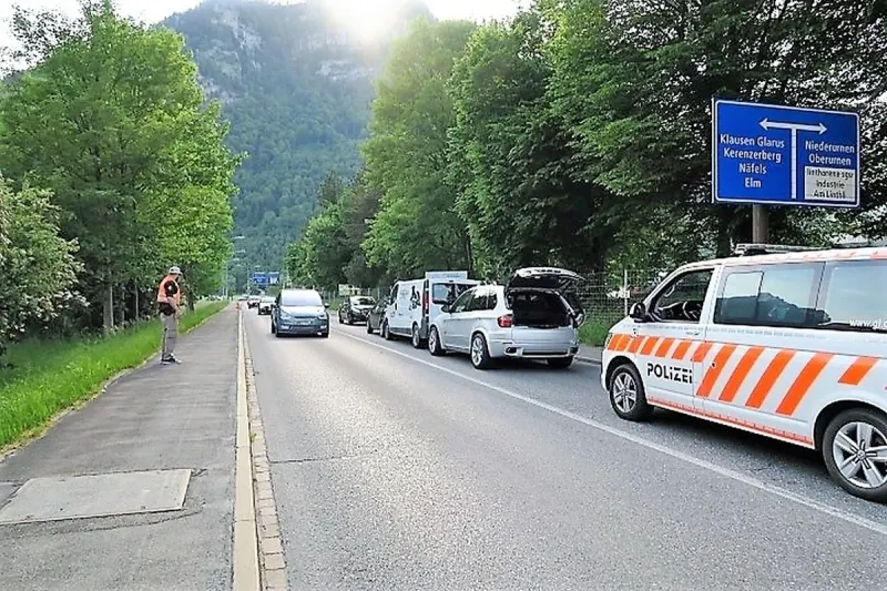 Näfels GL - Zu spät stehende Autos bemerkt