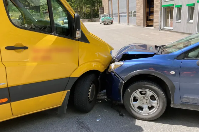 Spiringen UR – Kollision zwischen Lieferwagen und Auto