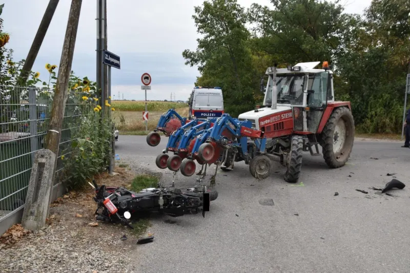 Wien – Motorradfahrer kollidiert mit Traktorpflug