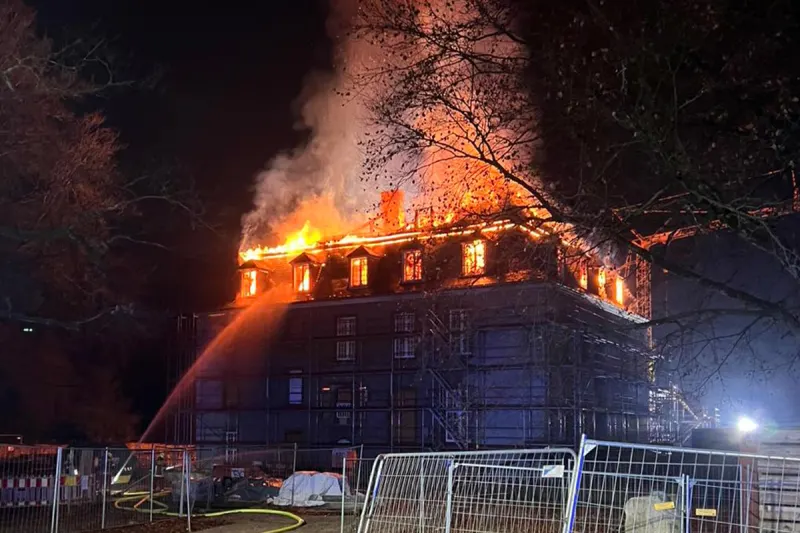 Velbert NW – Großeinsatz bei Brand von historischem Schloss Hardenberg