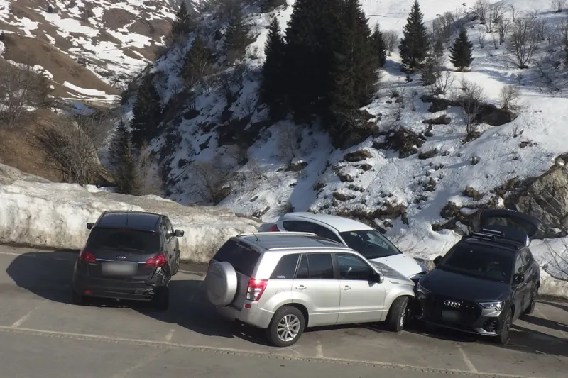 Andermatt UR - Kontrolle verloren und in parkierte Autos geprallt