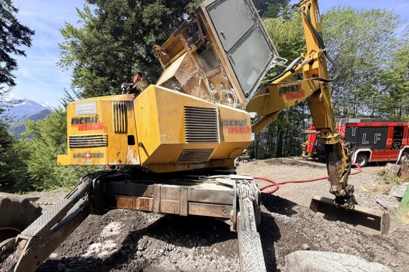 Seewen SZ – Bagger in Brand geraten
