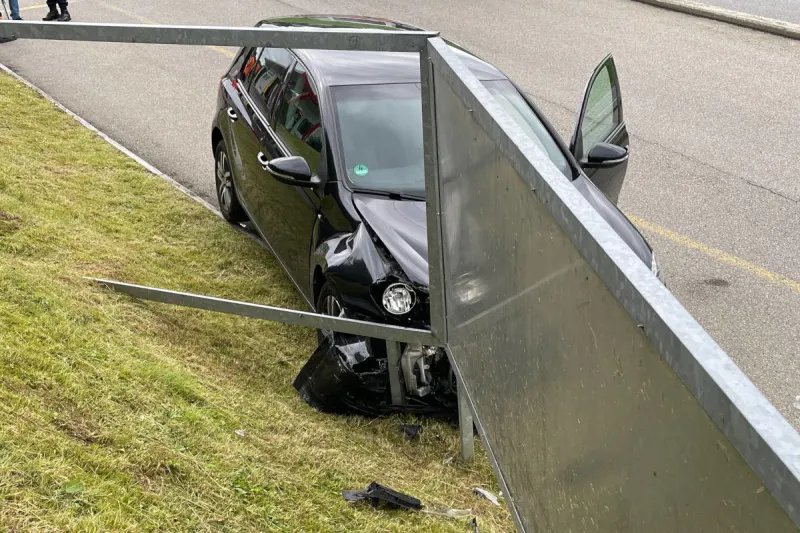 Appenzell AI –  Auto fährt in Werbetafel