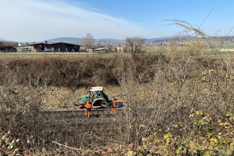 Niederglatt ZH – Landwirtschaftlicher Traktor auf Bahntrassee gestürzt