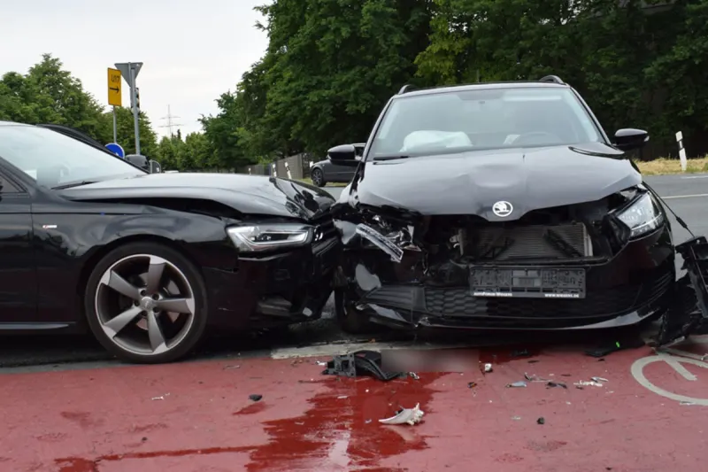 Herford - Zwei Autos an einer Kreuzung zusammengeprallt 