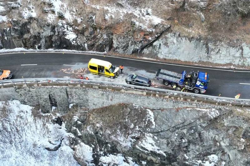Unfall in Sur GR – Auto prallt gegen Lieferwagen