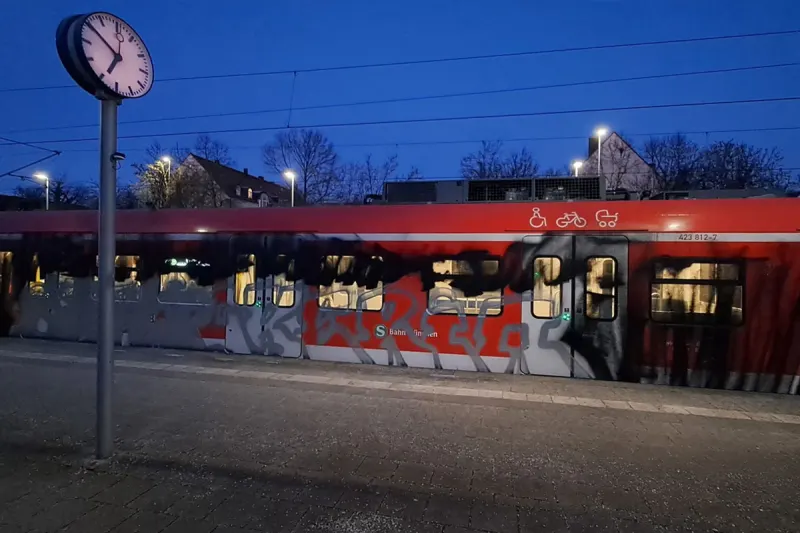 Markt Schwaben – S-Bahn mit Graffiti großflächig besprüht
