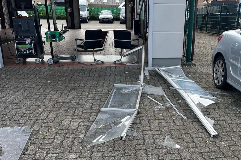 Dülmen NW – Fahrer (89) beschädigt Hallentor und zwei Autos