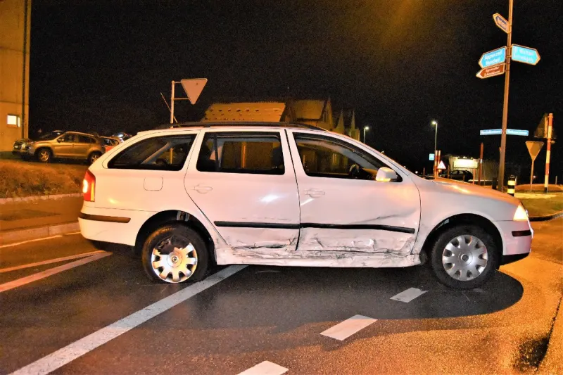 Waldstatt AR - Zwei junge Autolenkerinnen bauen einen Verkehrsunfall 