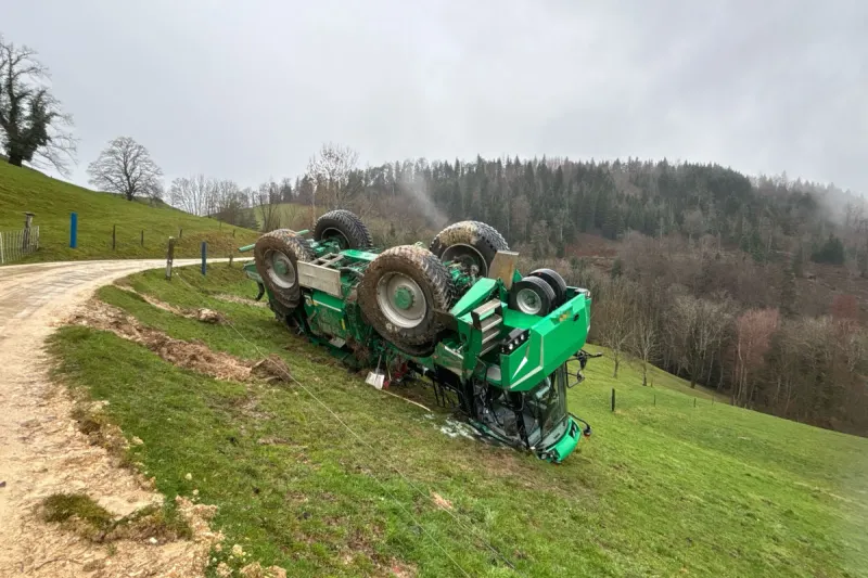 Unfall in Bärschwil SO – Arbeitskarren überschlägt sich