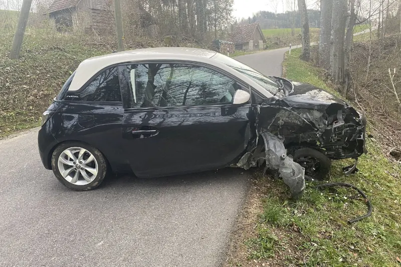 Oltingen - 73-Jährige verliert Kontrolle über Auto und kollidiert  mit Strommast