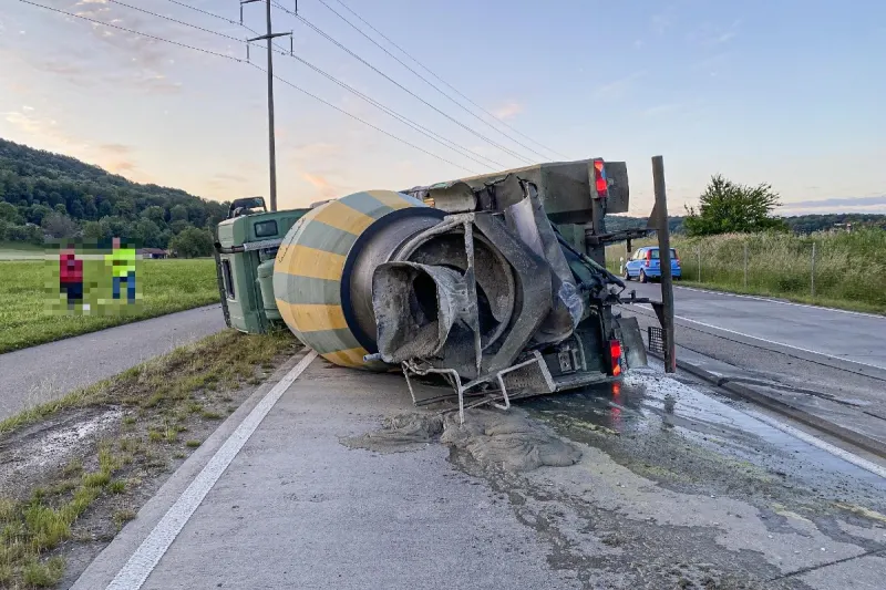 Bülach ZH - Betonmischer kippt auf die Seite