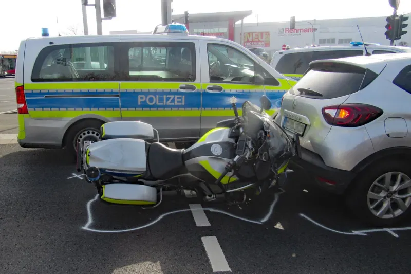 Velbert - Motorradpolizist bei Unfall verletzt