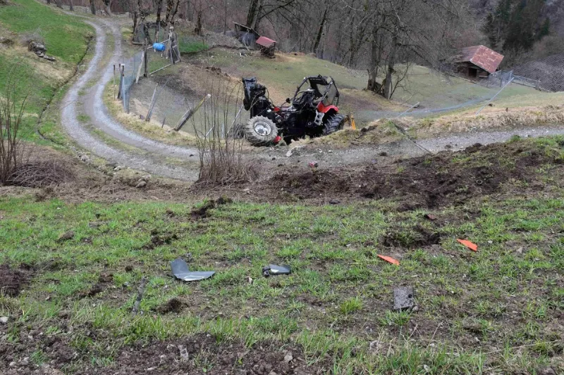 Drama in Seewis Dorf GR - Traktor überschlägt sich mehrmals - Junger Lenker schwer verletzt!