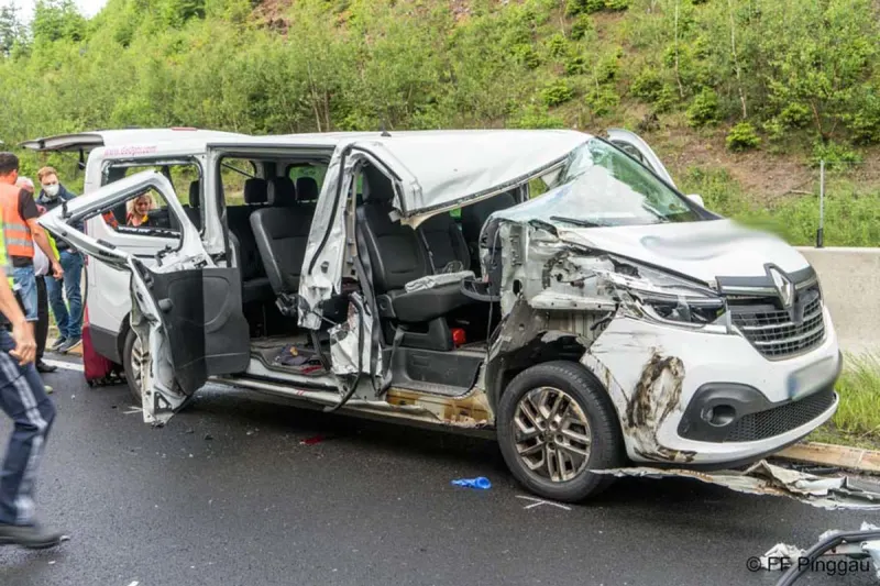 Schäffern - Voll besetzter Kleinbus kracht ungebremst in LKW - Bus aufgerissen!