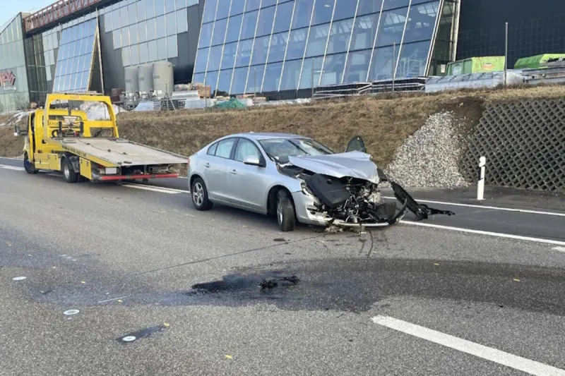 A12 bei Bulle FR – Zwei Unfälle nach verlorener Ladung