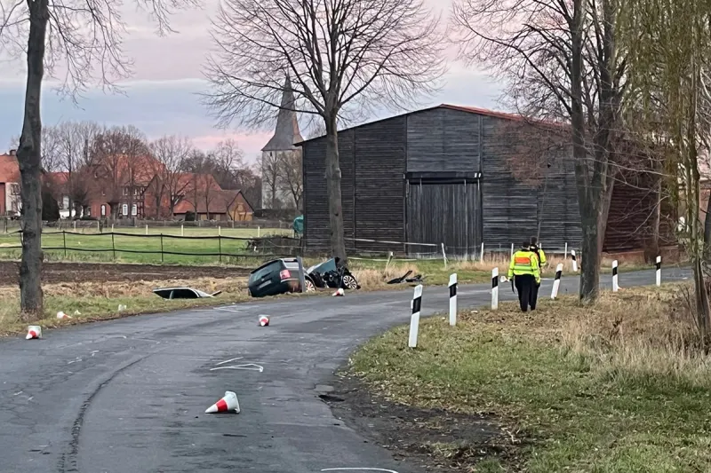 Goslar NI – Zwei 24-Jährige bei Alleinunfall schwer verletzt