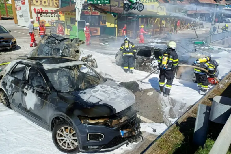 Tödlicher Unfall in Mitterberg-Sankt Martin - Auto landet auf geparkten Fahrzeugen und brennt aus 