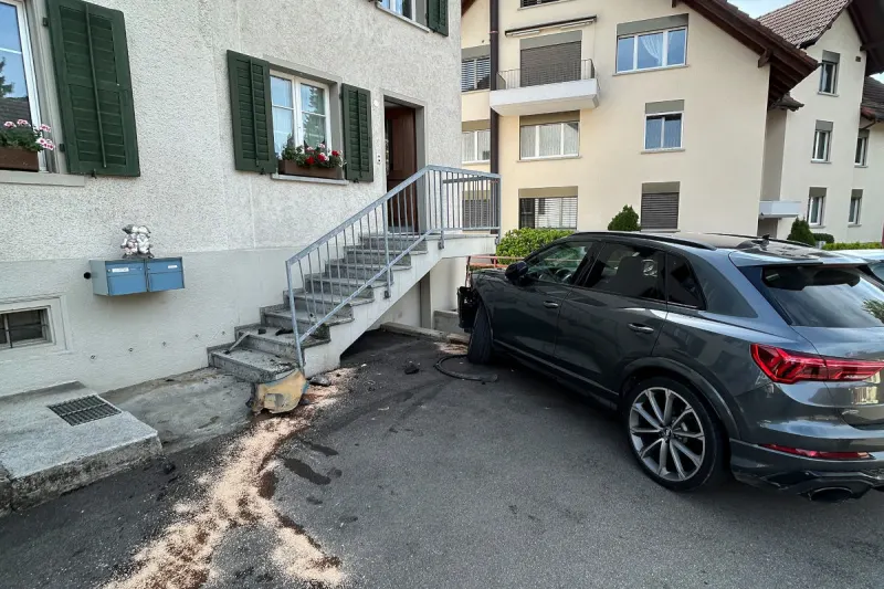Unfall in Affeltrangen TG – Autofahrer kollidiert mit Auto und Treppe