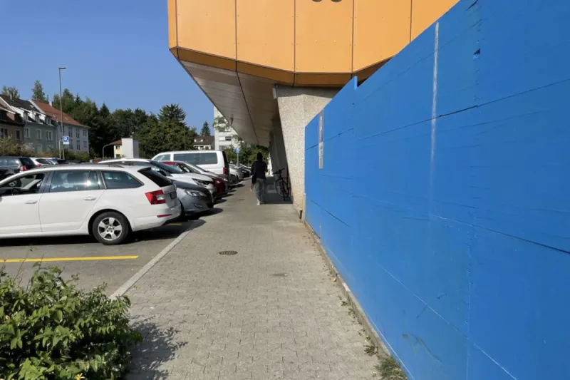 Stadt St. Gallen – Kleinkind fällt bei Kollision mit Auto aus dem Kinderwagen