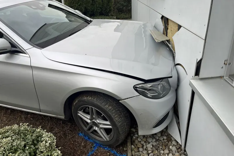 Unfall in Luzern – Auto prallt bei Unfall gegen Hauswand