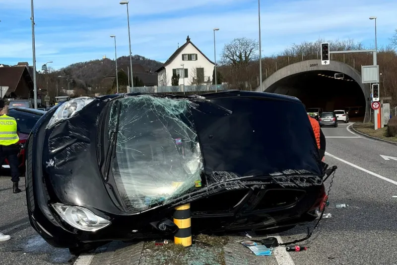Aarburg AG - Auto überschlägt sich nach Unfall