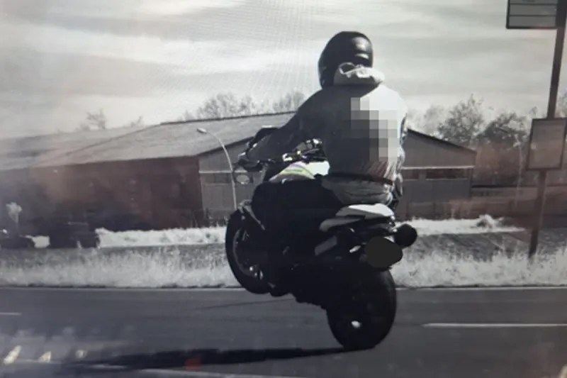 Münster – Motorradfahrer auf Hinterrad mit 107 km/h in Kontrolle