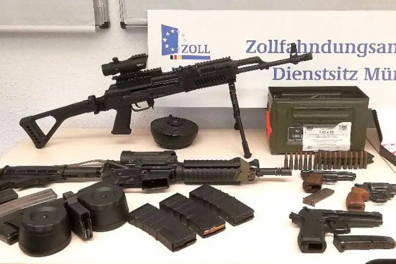 Essen - Zollfahndung stellt Kriegswaffen sicher - 2 Verdächtige festgenommen