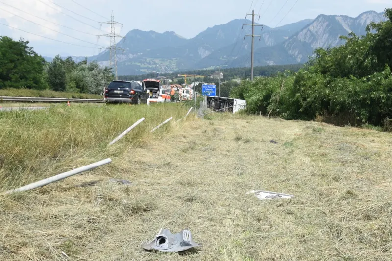 A13 Chur GR – Wohnmobil durchschlägt Wildschutzzaun