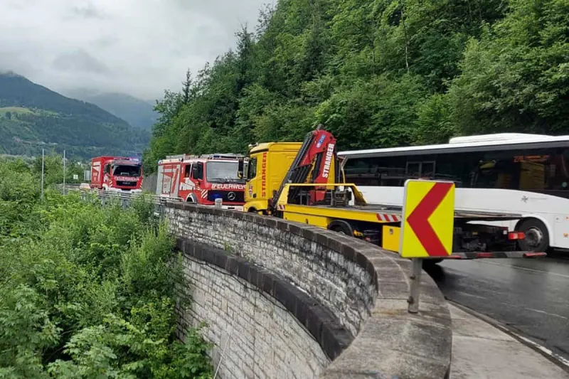 Bischofshofen - Unfall zwischen zwei PKWs und einem LKW