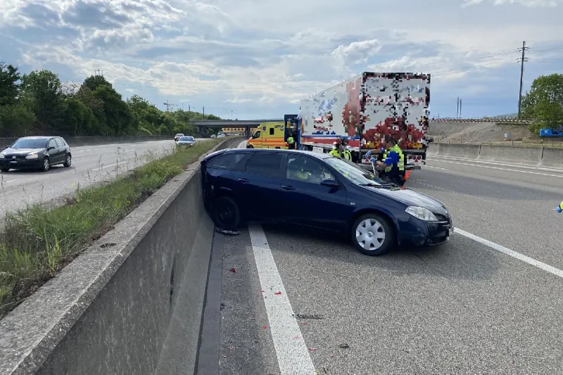 Pratteln BL - Autolenkerin übersieht auf der A2 Lastwagen