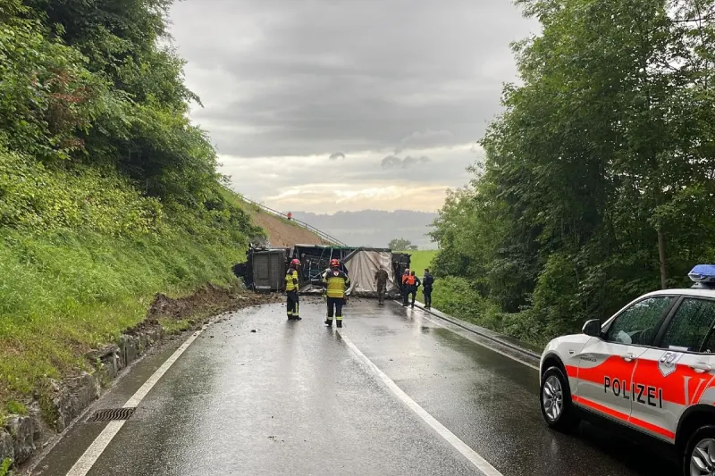 Herisau AR - Kontrolle über Militärlastwagen verloren - Strasse gesperrt!