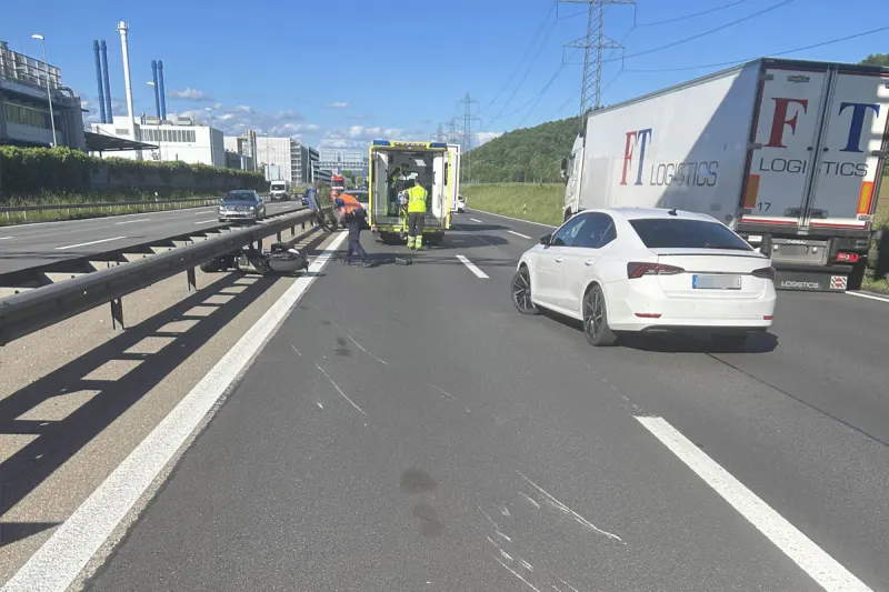 Kaiseraugst AG – Motorradfahrer prallt auf Lieferwagen