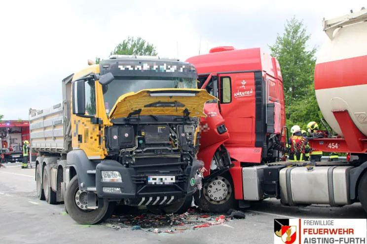 Schwertberg - Spektakulärer Unfall mit zwei Lkw und einem Pkw