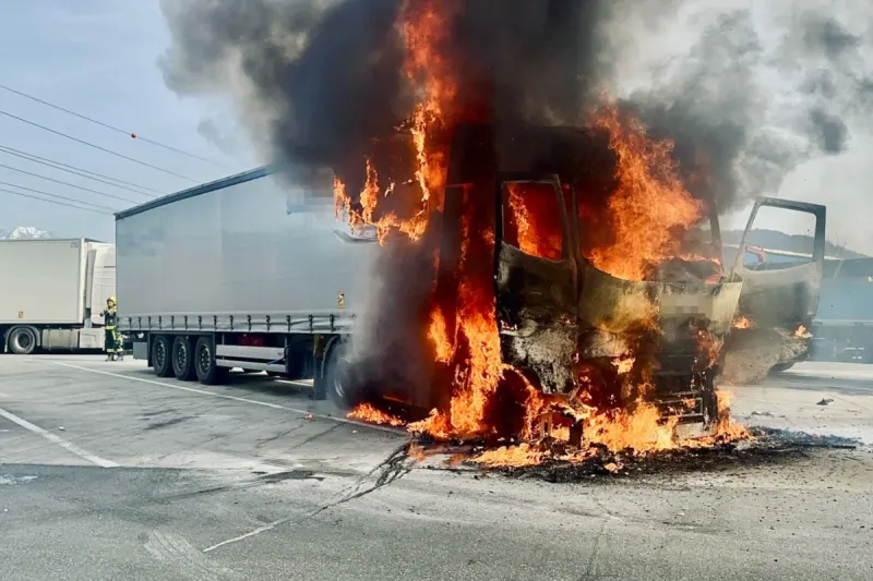 Angath – Lkw gerät auf Autobahnparkplatz in Brand