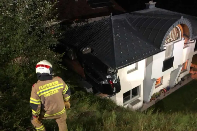 Großarl - Probeführerscheinbesitzer landet mit Auto auf Balkon
