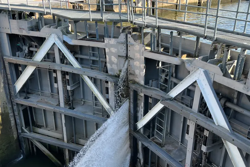 Sankt Aldegund RP – Drei Verletzte bei Schiffsunfall an Schleuse der Mosel