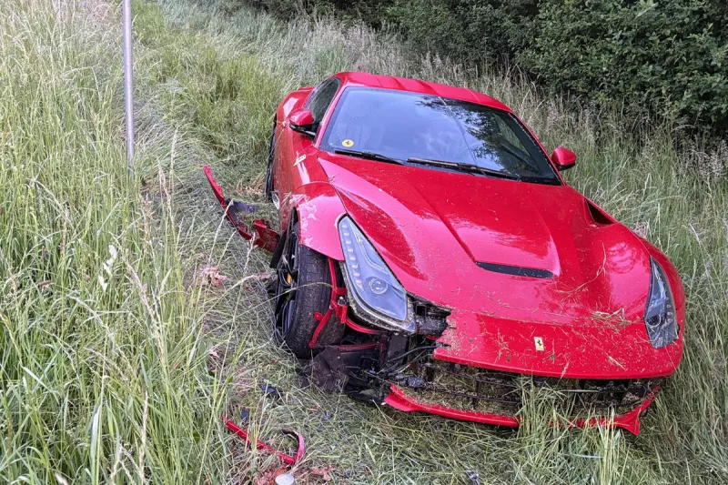 Lenzburg AG – Ferrari landet  bei Unfall neben der Autobahn