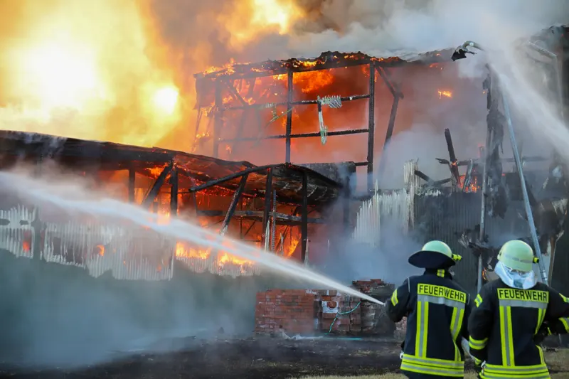 Neuengörs SH - Landwirtschaftliches Gebäude nach Brand zerstört 