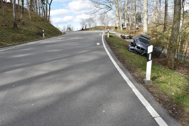 Adliswil ZH  - Motorradfahrer nach Kollision mit Auto schwer verletzt!