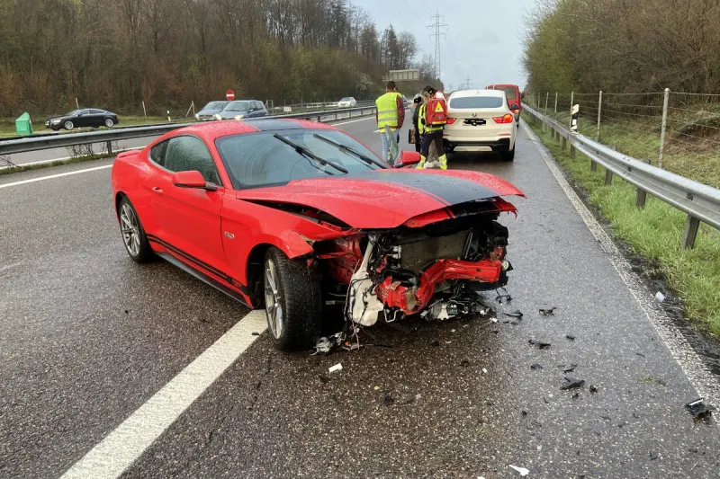 A1 Oftringen AG – Autofahrer demoliert seinen Wagen auf der Autobahn