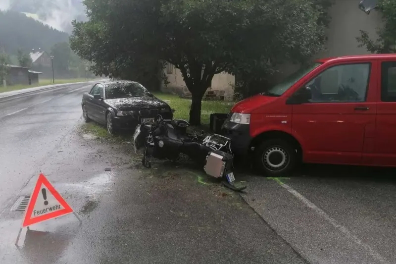 Berndorf - Schwerer Motorradunfall im Hagelschauer